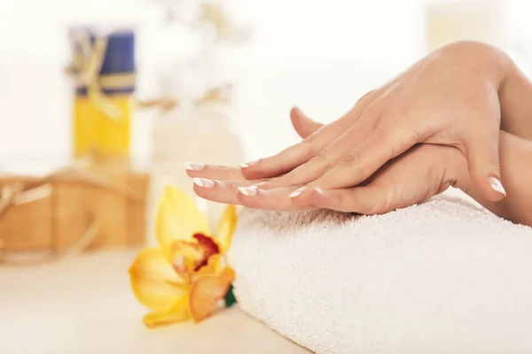 Desfrutando de tratamento de mãos e unhas no Spa . — Fotografia de Stock