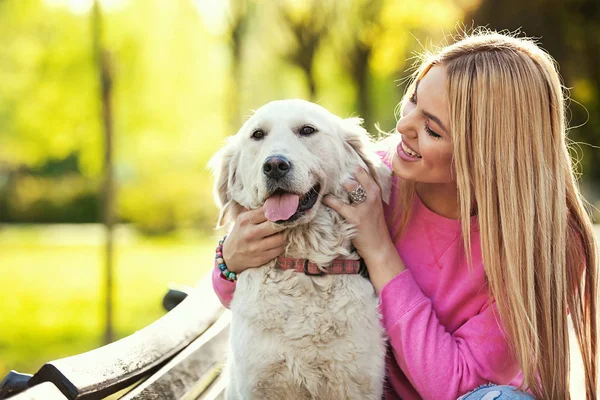 Jovem mulher no parque com cão — Fotografia de Stock