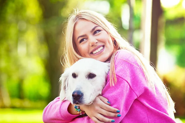 Jovem mulher no parque com cão — Fotografia de Stock