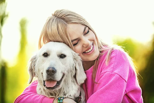 Jonge vrouw in Park met hond — Stockfoto