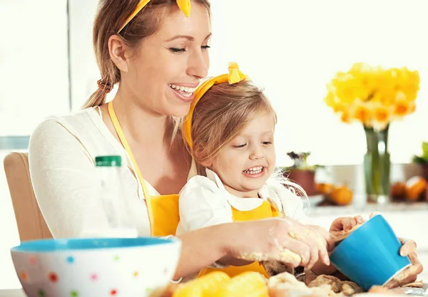 Mama en dochter taarten bakken — Stockfoto