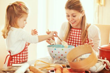 Anne ve kızı hamur yapma