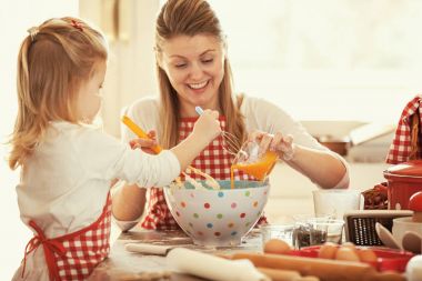 Anne ve kızı hamur yapma