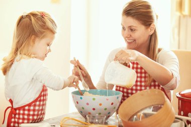Mutlu aile anlar. Bir tabak üzerinde seçici odak.