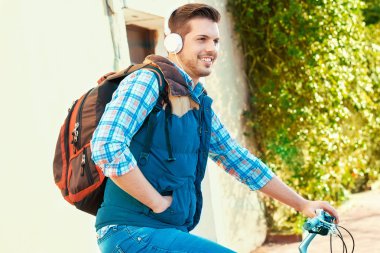 Bisiklet süren genç adam.