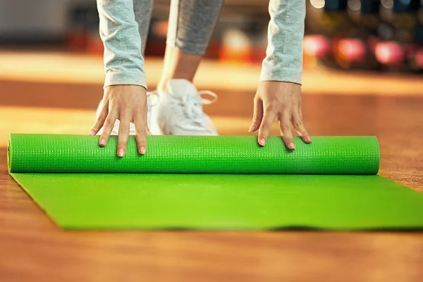 Rollen Yoga matten na klasse. Vrouw in de sportschool. — Stockfoto