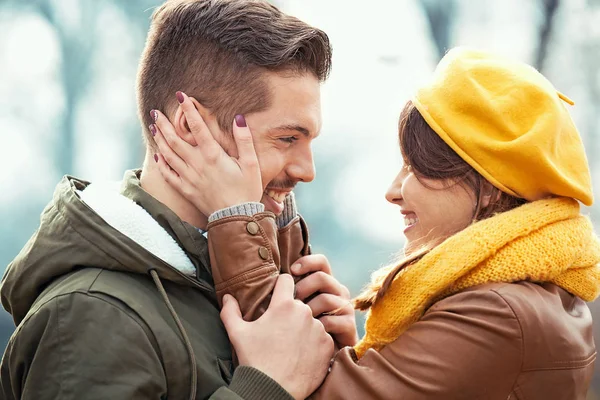 Pareja feliz en el parque — Foto de Stock