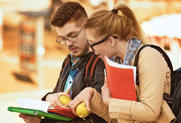 Estudiante pareja al aire libre —  Fotos de Stock