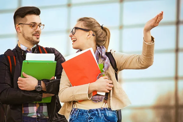 Estudiante pareja al aire libre —  Fotos de Stock