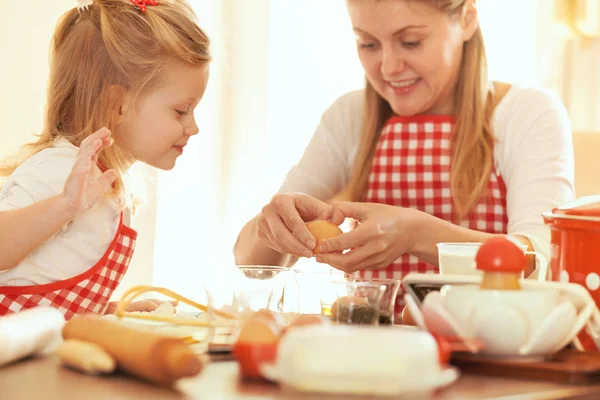 Mama en dochter maken deeg — Stockfoto