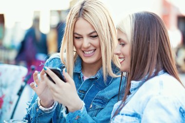 Kadınlar eğleniyor.