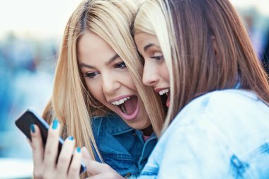 Kadınlar eğleniyor.