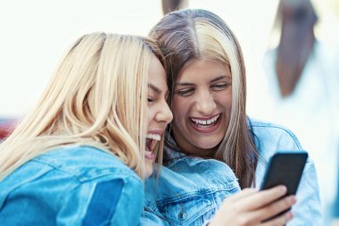 Kadınlar eğleniyor.