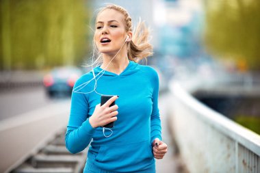 Köprüde koşu kadın