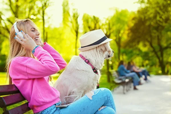 Mulher desfrutando parque com cão — Fotografia de Stock