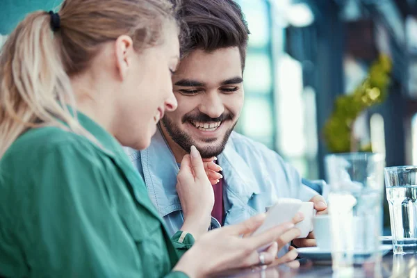 Couple enjoying coffee — Stock Photo, Image