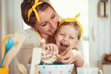 Kalite aile zaman harcama. Kek pişirme. 