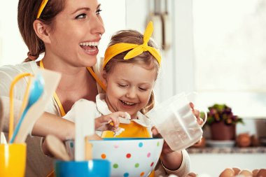 Kalite aile zaman harcama. Kek pişirme. 