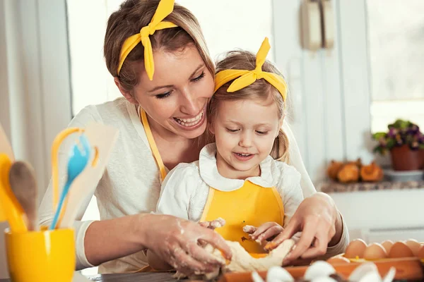 Kwaliteit familie tijd doorbrengen. Taarten bakken. — Stockfoto