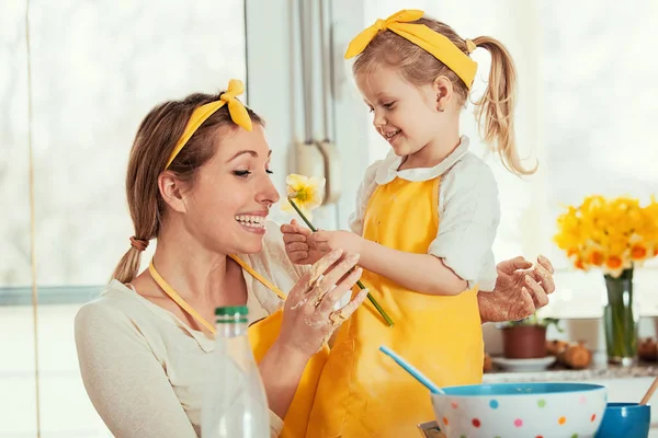 Kwaliteit familie tijd doorbrengen. Taarten bakken. — Stockfoto