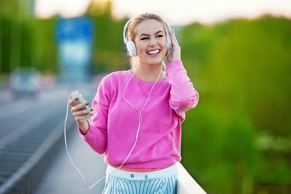 Mujer joven corriendo en el puente — Foto de Stock