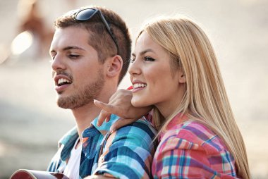 Mutlu çift sahilde eğleniyor. Eğlenceli, yaz, aşk kavramı.