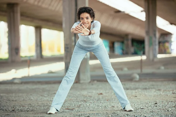 Mujer joven haciendo ejercicio al aire libre — Foto de Stock