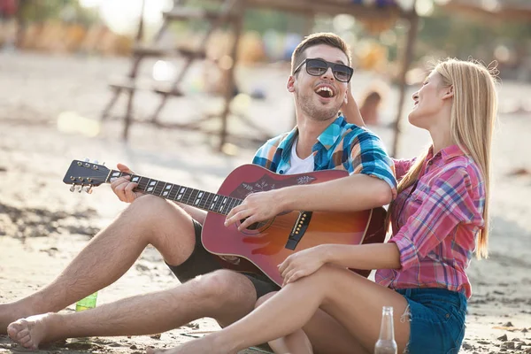 Pareja feliz divirtiéndose en la playa. Diversión, verano, concepto de amor . —  Fotos de Stock