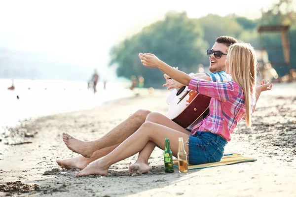 Szczęśliwa para zabawy na plaży. Zabawa, lato, pojęcie miłości. — Zdjęcie stockowe