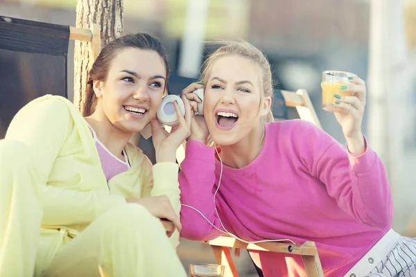 Meninas bonitas no café na praia relaxante depois de correr — Fotografia de Stock