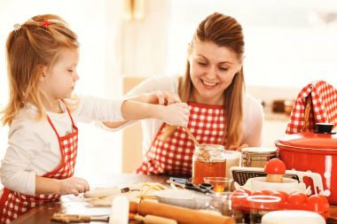 Anne ve kızı hamur yapma