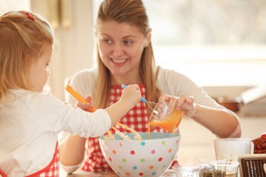 Anne ve kızı hamur yapma