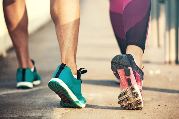 Jeune couple courir — Photo