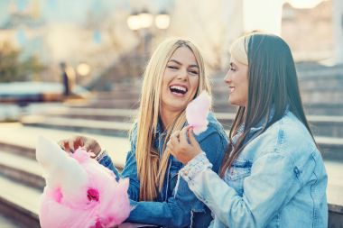 Kadınlar eğleniyor.