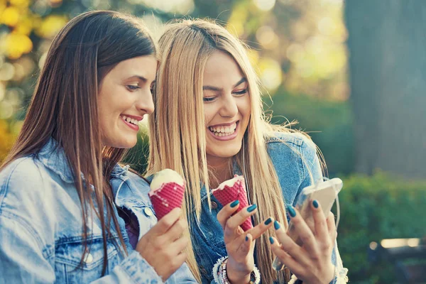 Las mujeres se divierten —  Fotos de Stock