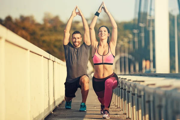 橋の上の幸せなカップルのトレーニング — ストック写真