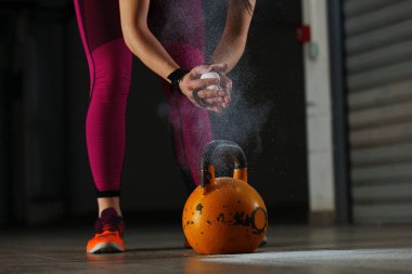 Genç kadın kettlebell tarafından eğitim yerleştirmek.