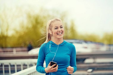 Sarışın kadın koşu