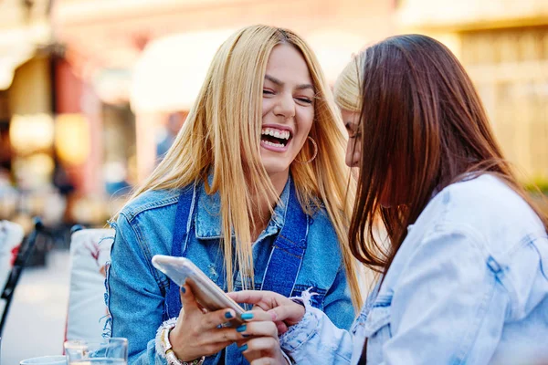 Kadınlar eğleniyor.