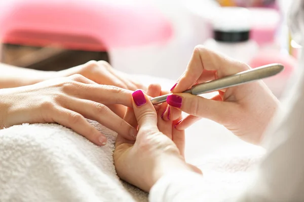 Desfrutando de manicure no salão de beleza . — Fotografia de Stock