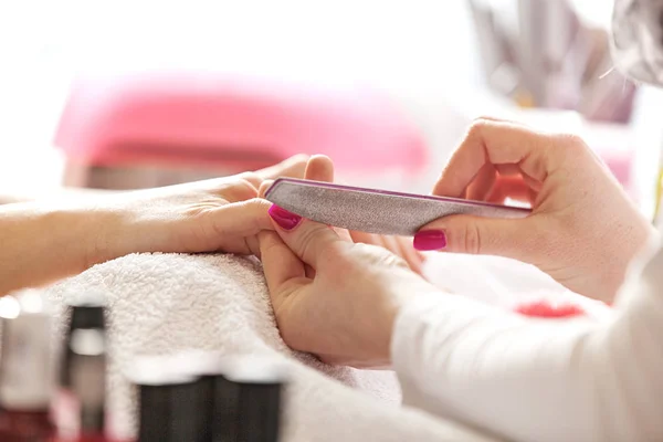 Genieten van Manicure in de schoonheidssalon. Nagel indiening. Close-up van Concept — Stockfoto