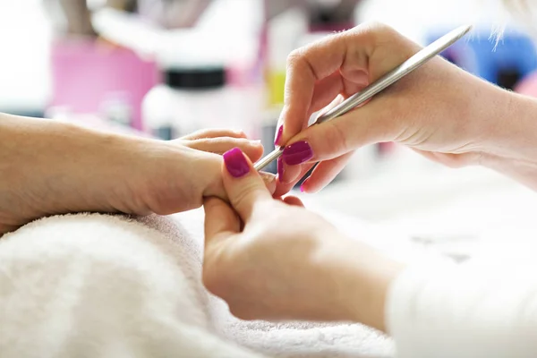 Profiter de la pédicure dans le salon de beauté . — Photo