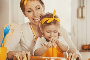Kalite aile zaman harcama. Kek pişirme. 