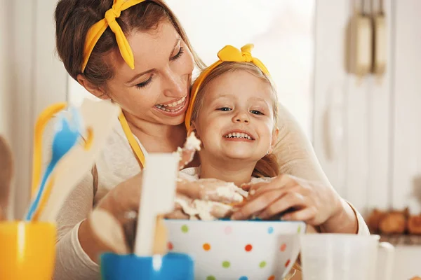 Kwaliteit familie tijd doorbrengen. Taarten bakken. — Stockfoto