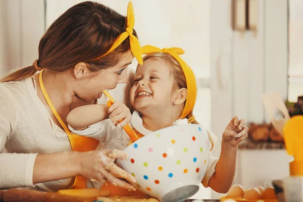 Kwaliteit familie tijd doorbrengen. Taarten bakken. — Stockfoto