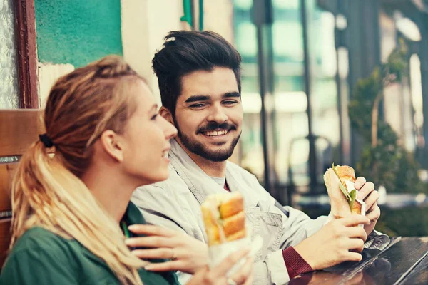 Paar genieten van ontbijt — Stockfoto