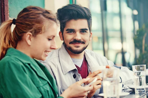 Paar genieten van koffie — Stockfoto