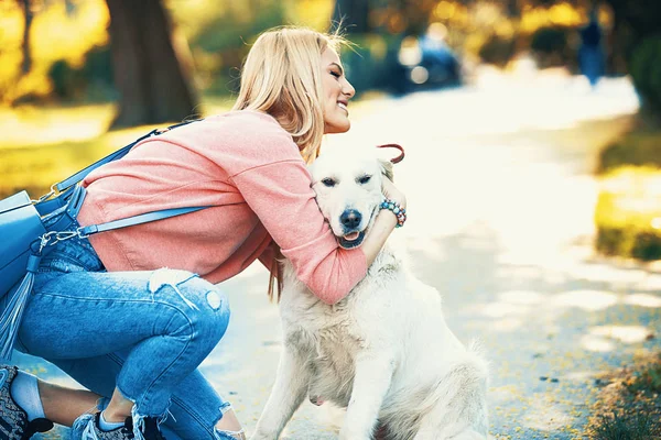 Vrouw genieten van park met hond — Stockfoto