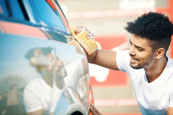 Homem lavagem de carro — Fotografia de Stock