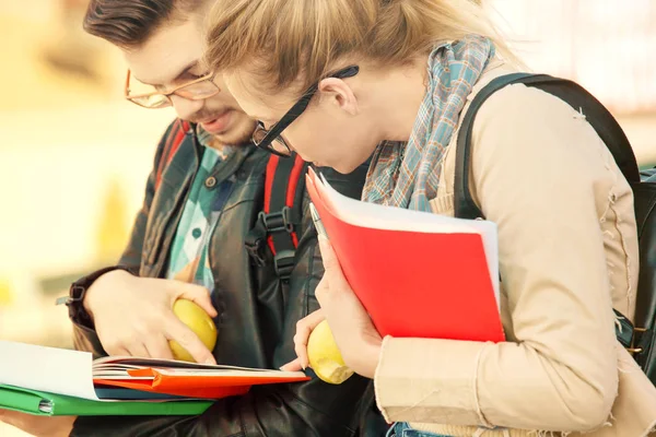 Casal de estudantes ao ar livre — Fotografia de Stock